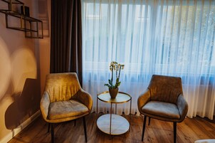 Caja de seguridad en la habitación y escritorio 