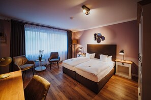 In-room safe, desk, rollaway beds, free WiFi - Antik-Hotel Eichenhof (Bad Salzuflen)