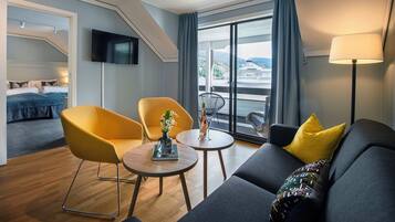 Suite Junior | Coin séjour | Télévision à écran plat