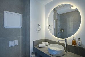 Habitación doble superior, balcón (Fjord view) | Baño | Secadora de cabello y toallas 