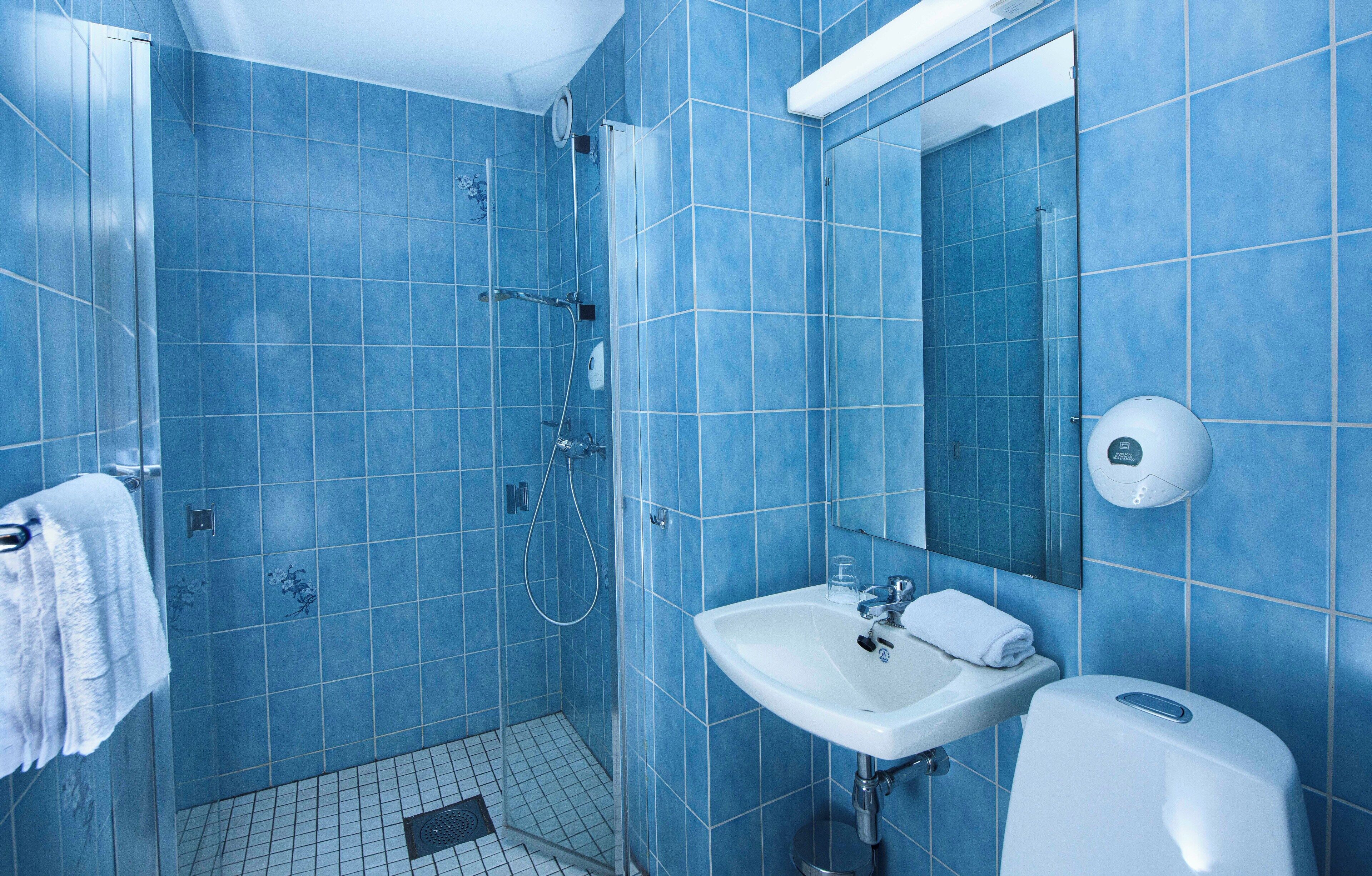 standard single room | bathroom | hair dryer, towels