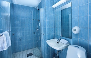 Standard Room, 1 Twin Bed | Bathroom | Hair dryer, towels - Brakanes Hotel (Ulvik)