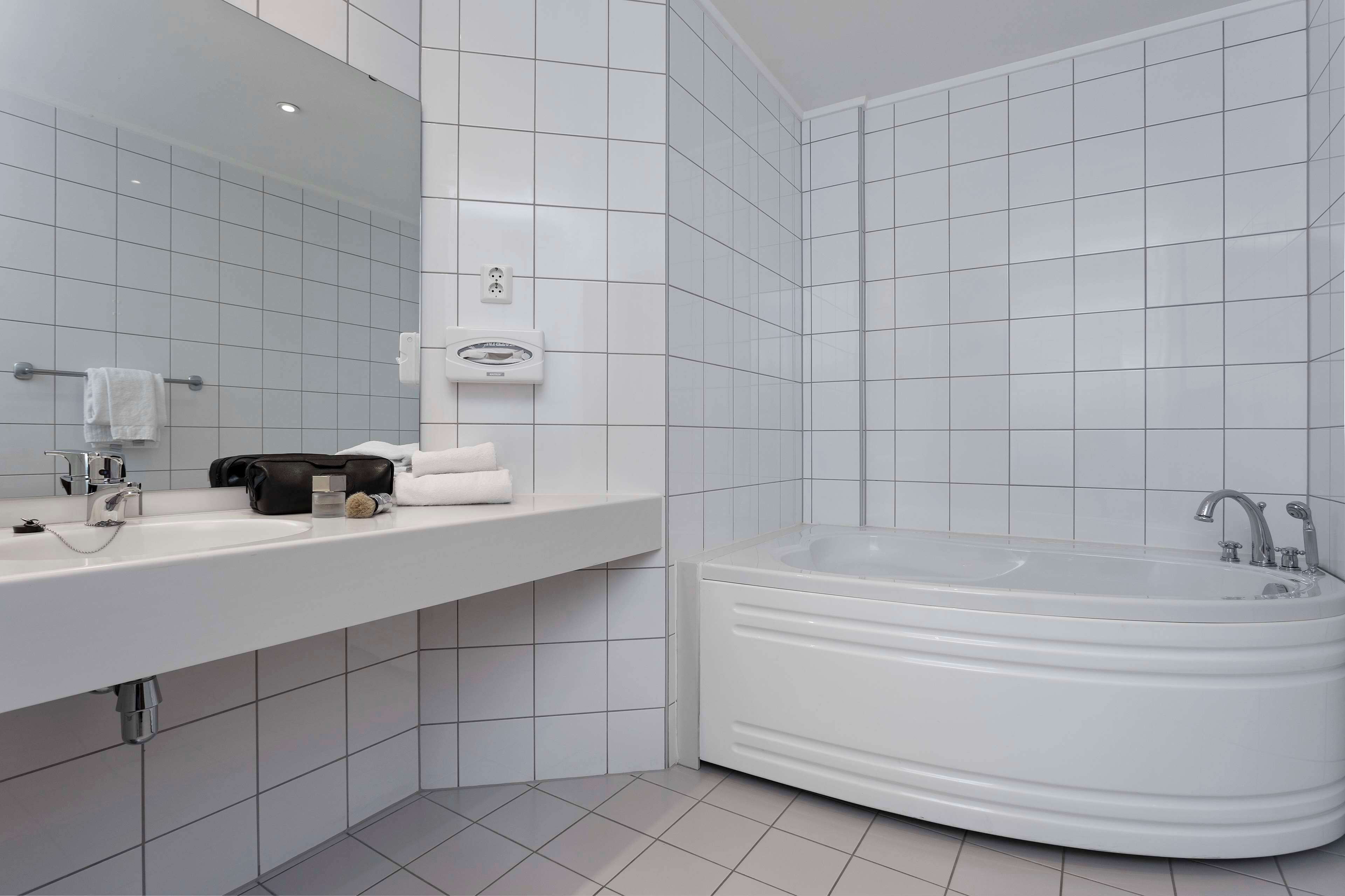 standard twin room | minibar, desk, iron/ironing board, free cots/infant beds