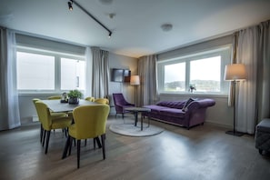 Suite (Master) | Minibar, desk, iron/ironing board, free cribs/infant beds