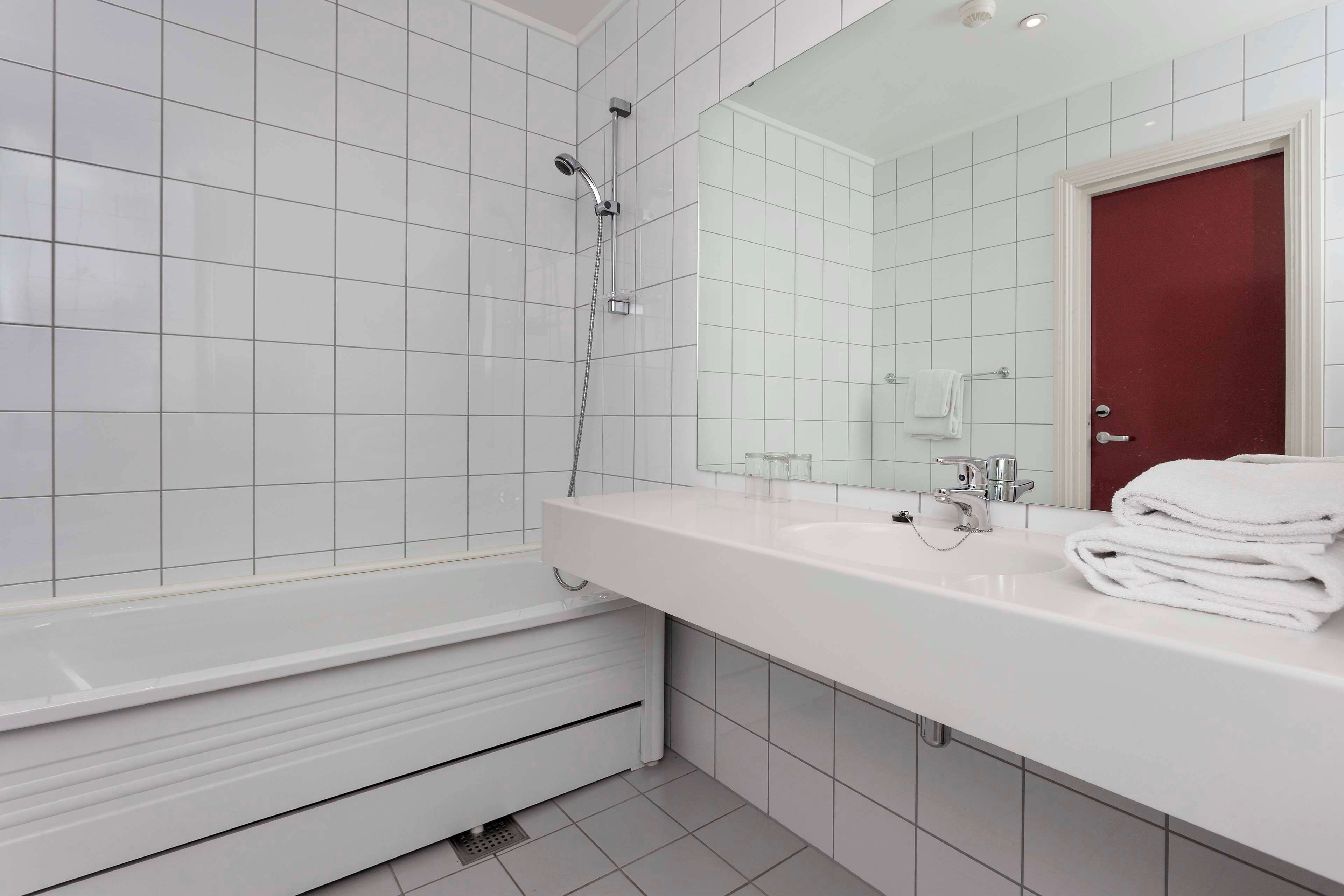 minibar, desk, iron/ironing board, free cots/infant beds