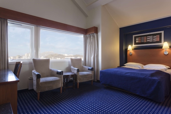 Minibar, escritorio, tabla de planchar con plancha y cunas gratuitas