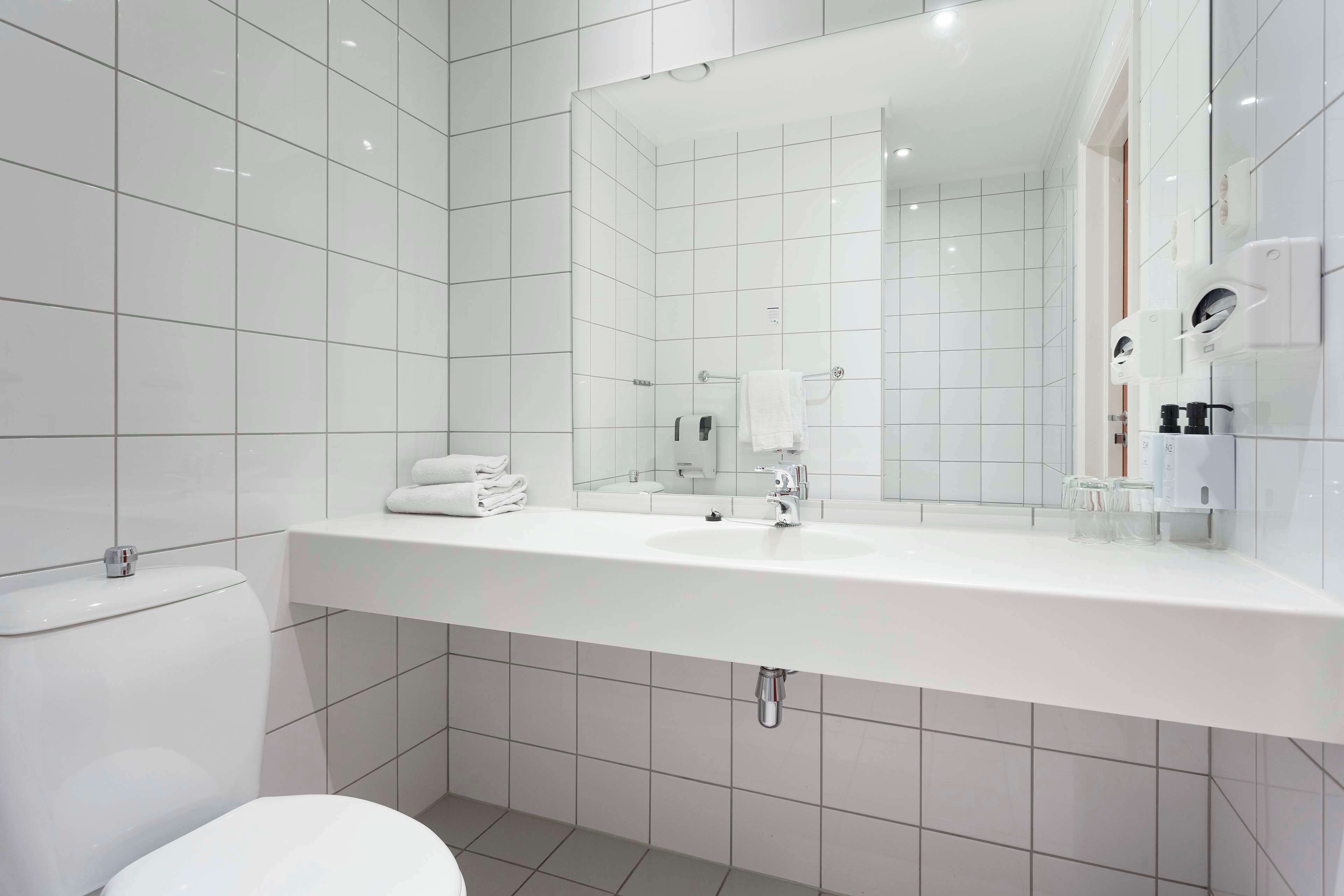 standard twin room | minibar, desk, iron/ironing board, free cots/infant beds