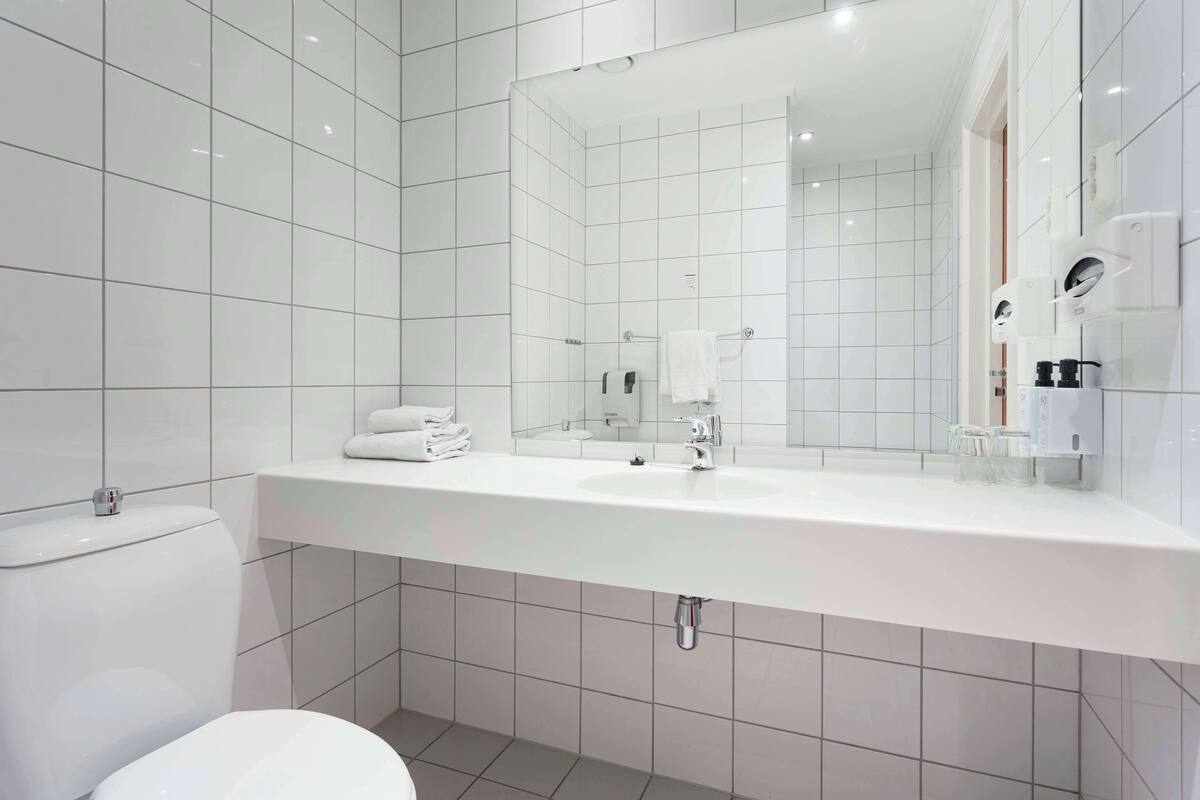 standard twin room | minibar, desk, iron/ironing board, free cots/infant beds