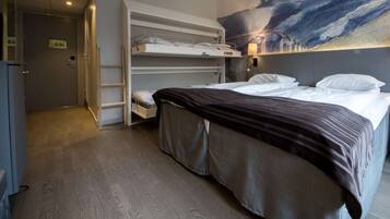 Ein Hotelzimmer mit einem Bett, einem Schrank, einer Regaleinheit und einem Gemälde an der Wand.
