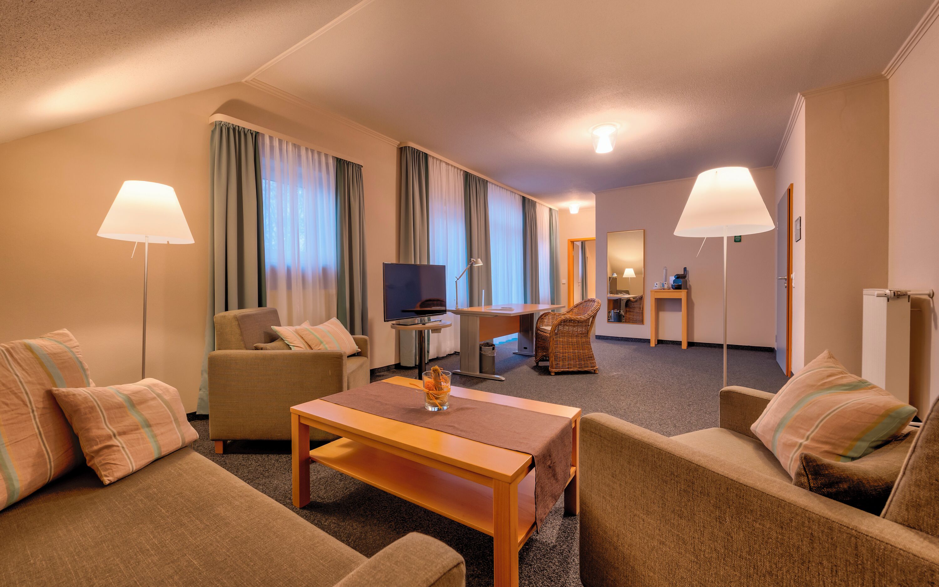 Suite | Allergitestet sengetøy, minibar, safe på rommet og skrivebord