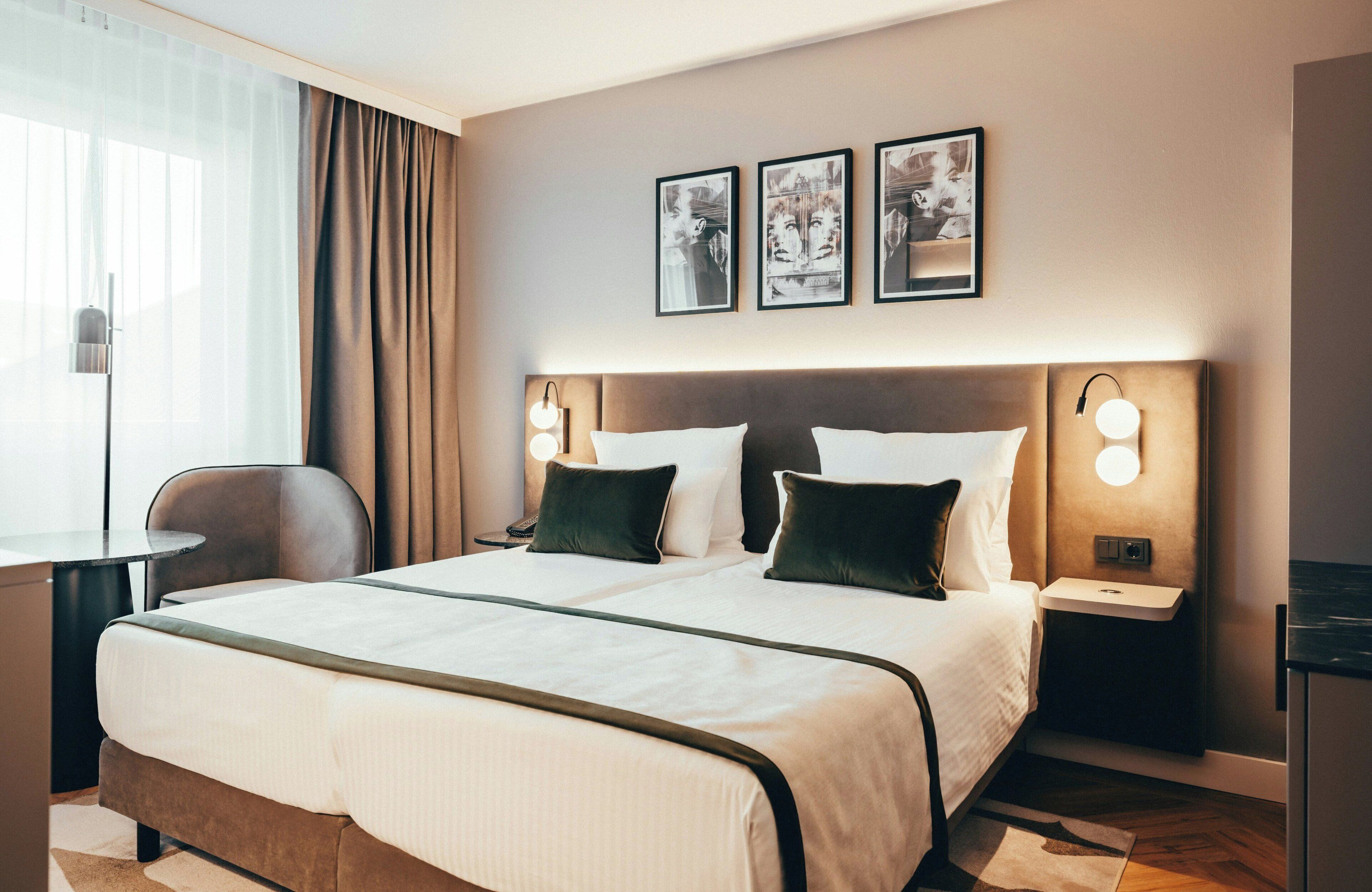 Comfort Room | Desk, soundproofing, free cribs/infant beds, free WiFi