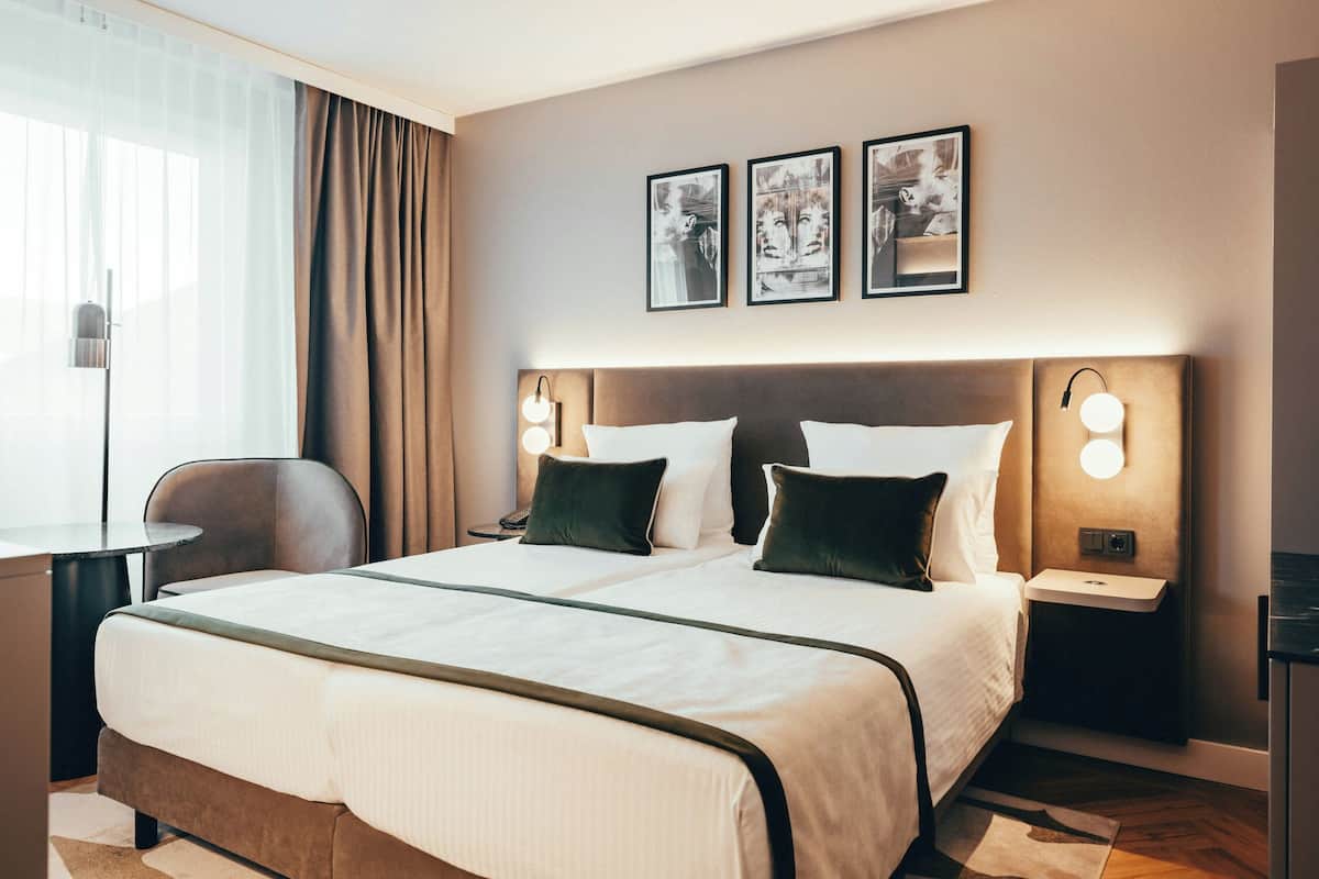 Comfort Room | Desk, soundproofing, free cribs/infant beds, free WiFi