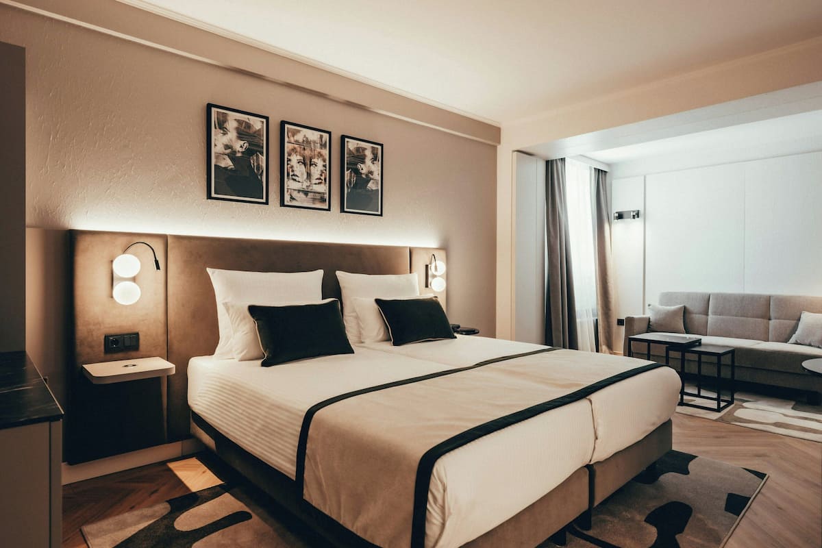 مكتب وتجهيزات عازلة للصوت وأسرّة أطفال/رضّع (مجانًا) وواي فاي مجانًا