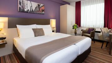 Desk, soundproofing, free cribs/infant beds, free WiFi