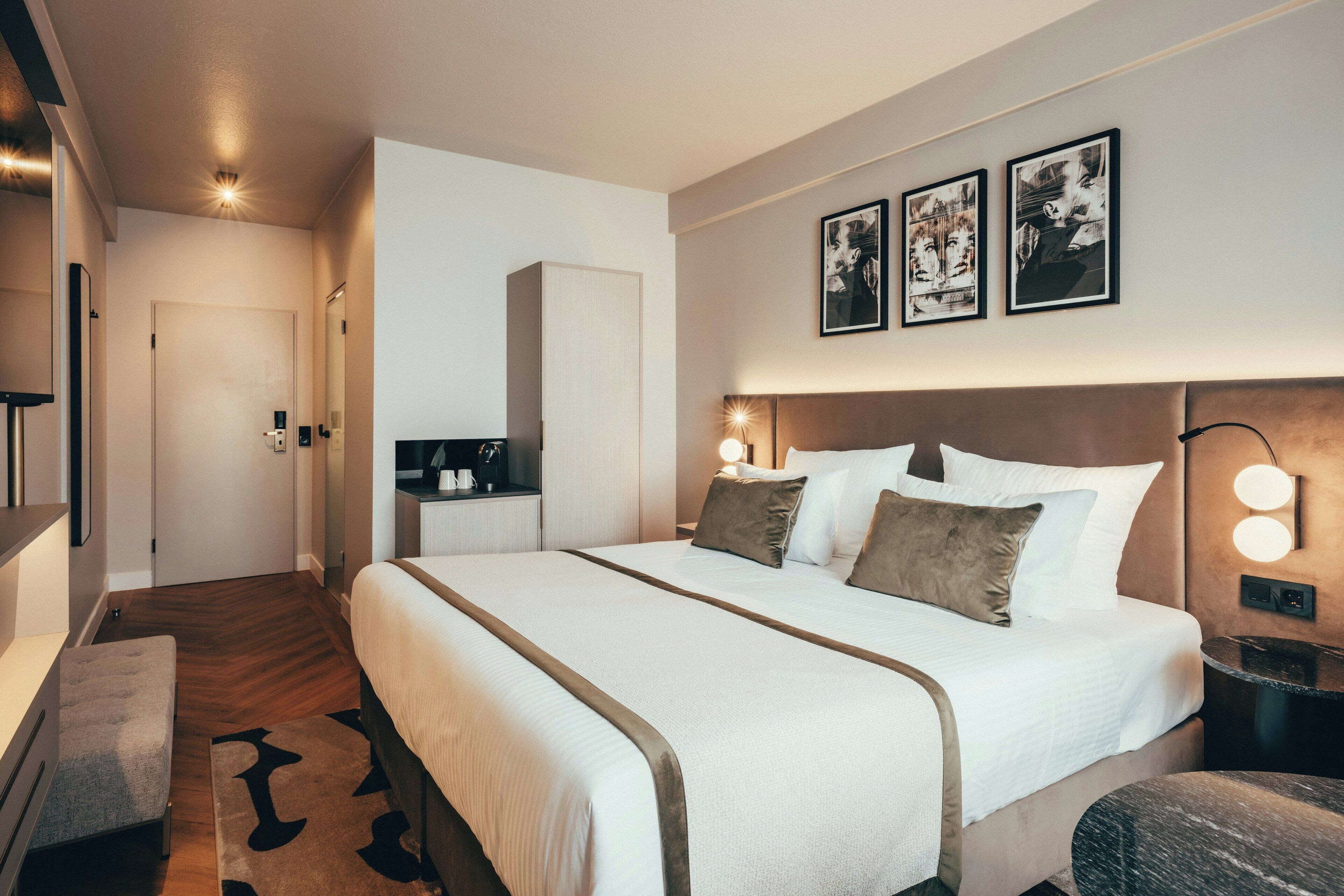 Desk, soundproofing, free cribs/infant beds, free WiFi