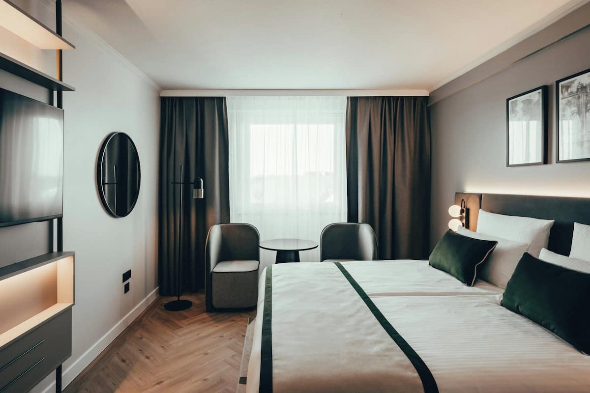 مكتب وتجهيزات عازلة للصوت وأسرّة أطفال/رضّع (مجانًا) وواي فاي مجانًا