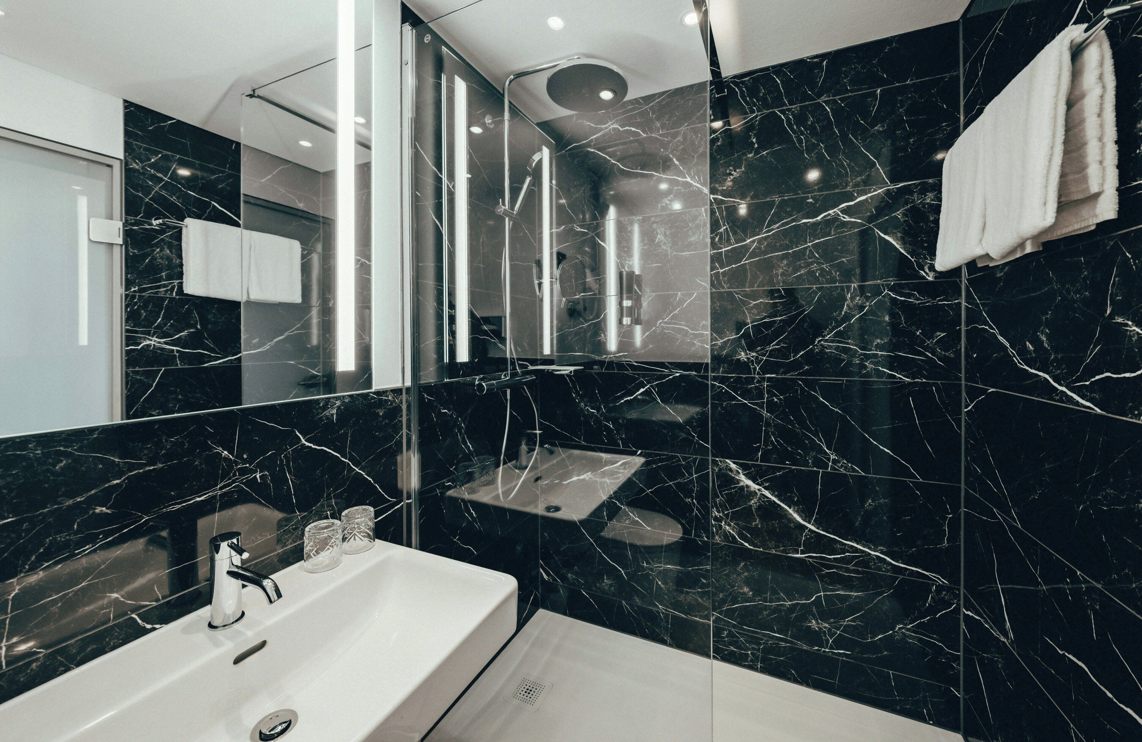 Secador de pelo, toallas, jabón y champú