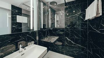 Secador de pelo, toallas, jabón y champú