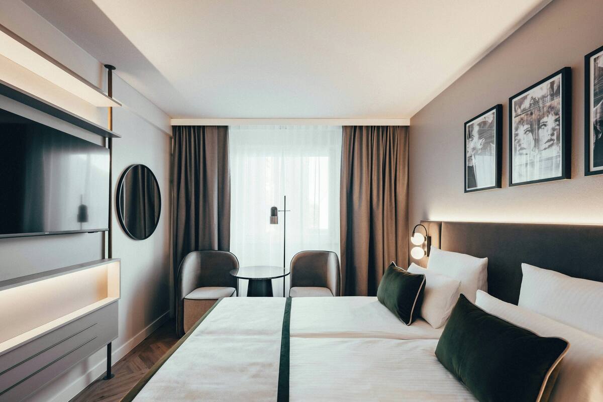 Comfort-rom | Skrivebord, blendingsgardiner, lydisolert og barnesenger (inkludert)