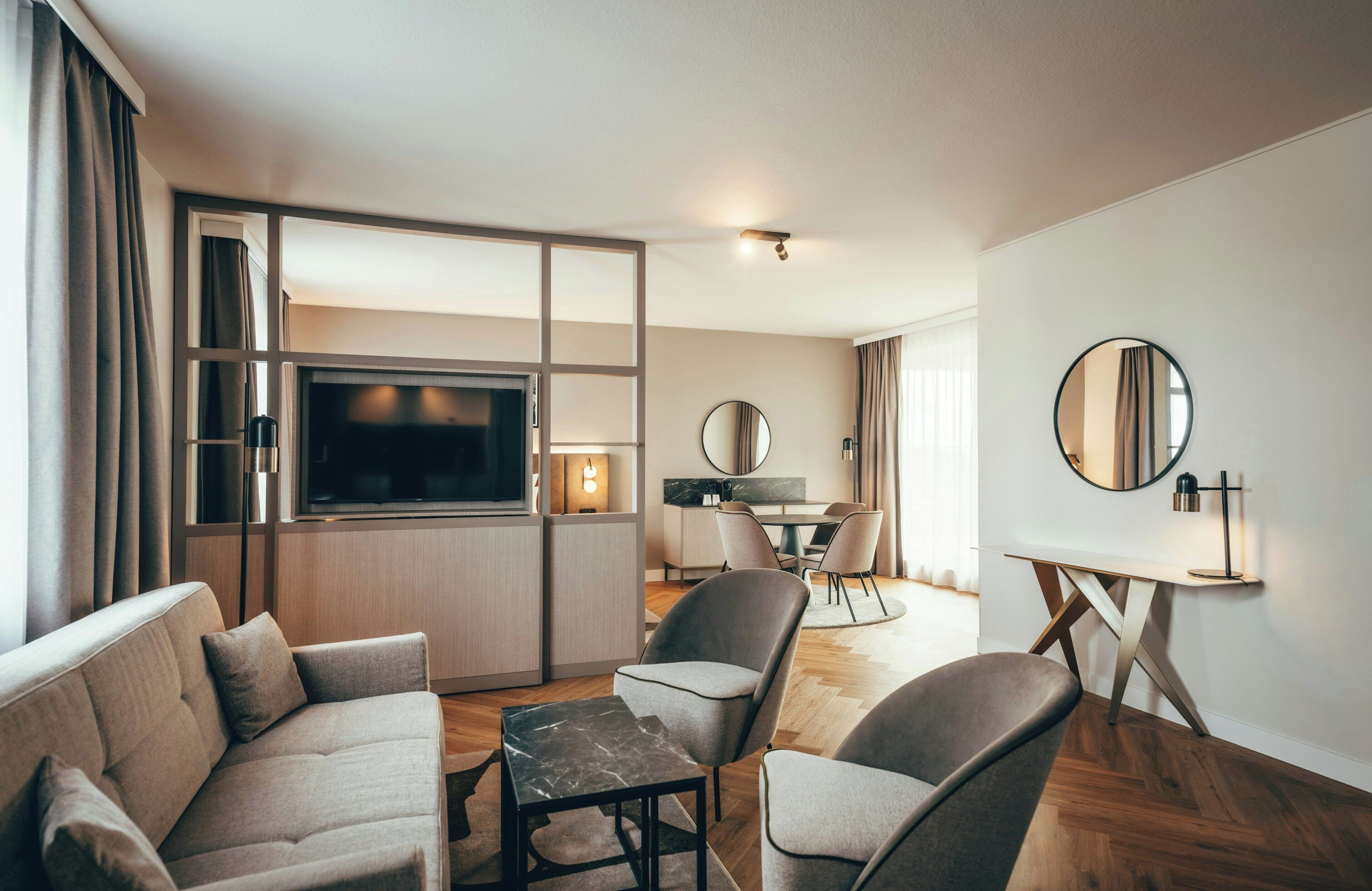 Schreibtisch, Verdunkelungsvorhänge, schallisolierte Zimmer