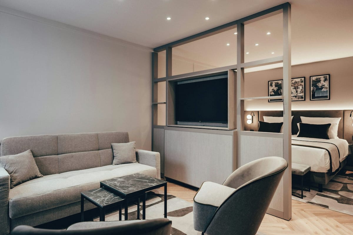 Junior Suite | Desk, soundproofing, free cribs/infant beds, free WiFi