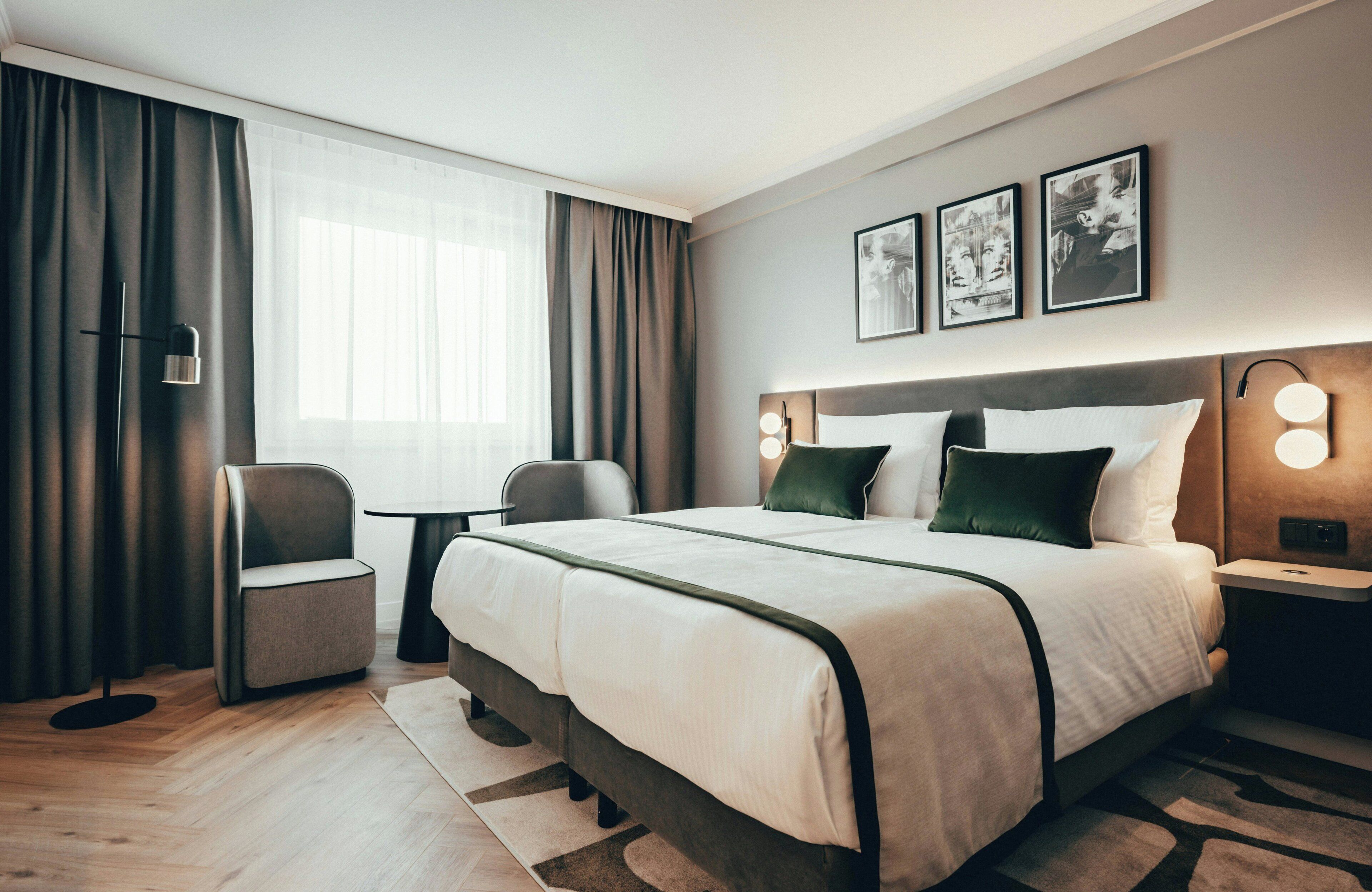 Schreibtisch, schallisolierte Zimmer, kostenlose Babybetten