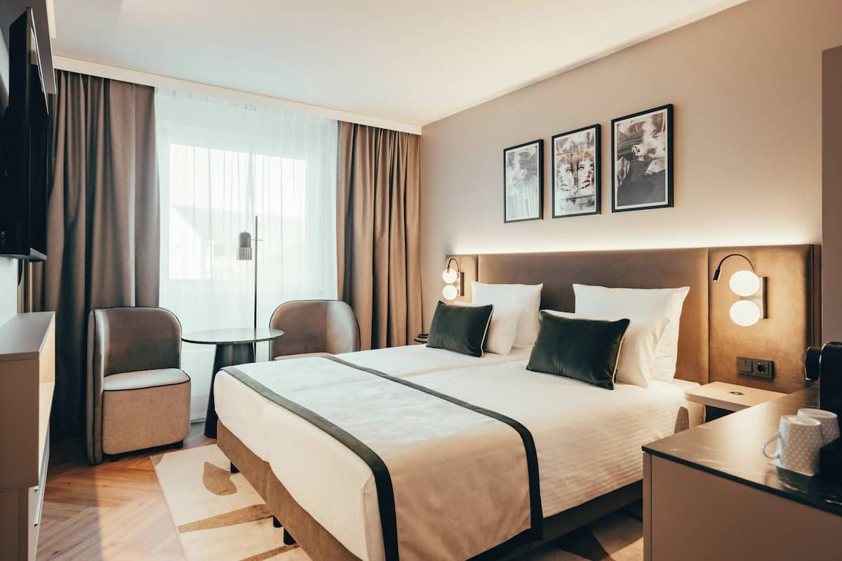 مكتب وتجهيزات عازلة للصوت وأسرّة أطفال/رضّع (مجانًا) وواي فاي مجانًا