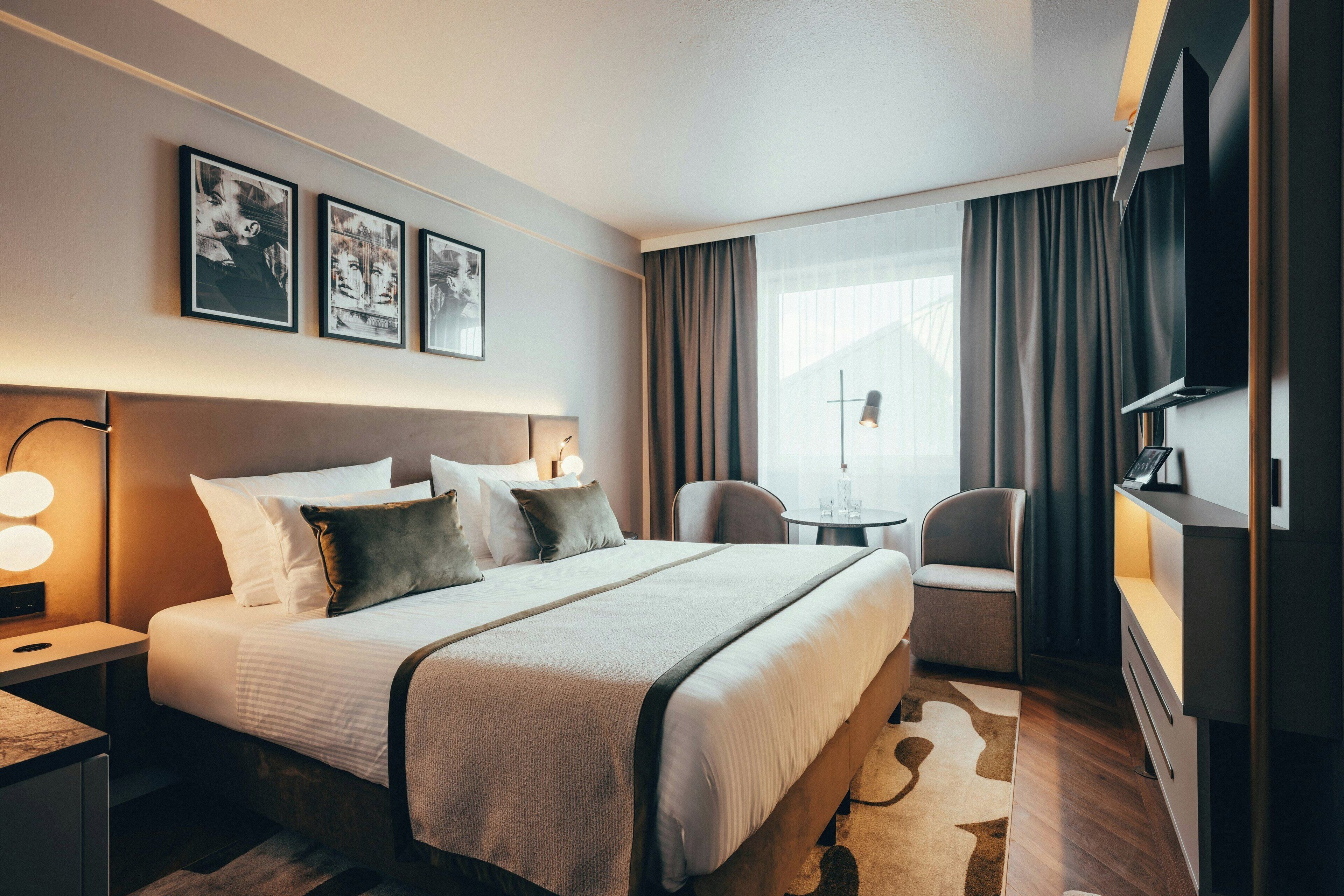 Desk, soundproofing, free cribs/infant beds, free WiFi