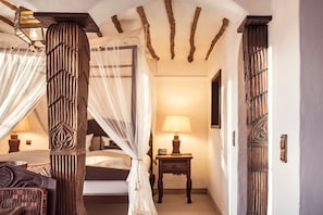 저자극성 침구, 각각 다른 스타일의 인테리어, 책상, 노트북 작업 공간