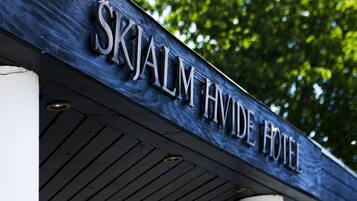 A sign for the Skjalm Hvide Hotel.