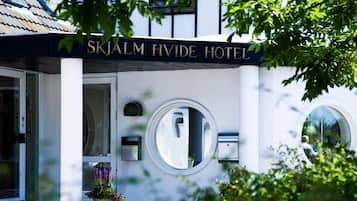 Vista frontal de la propiedad