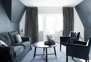 Exclusive Suite, 1 King Bed with Sofa bed, Balcony | Living area