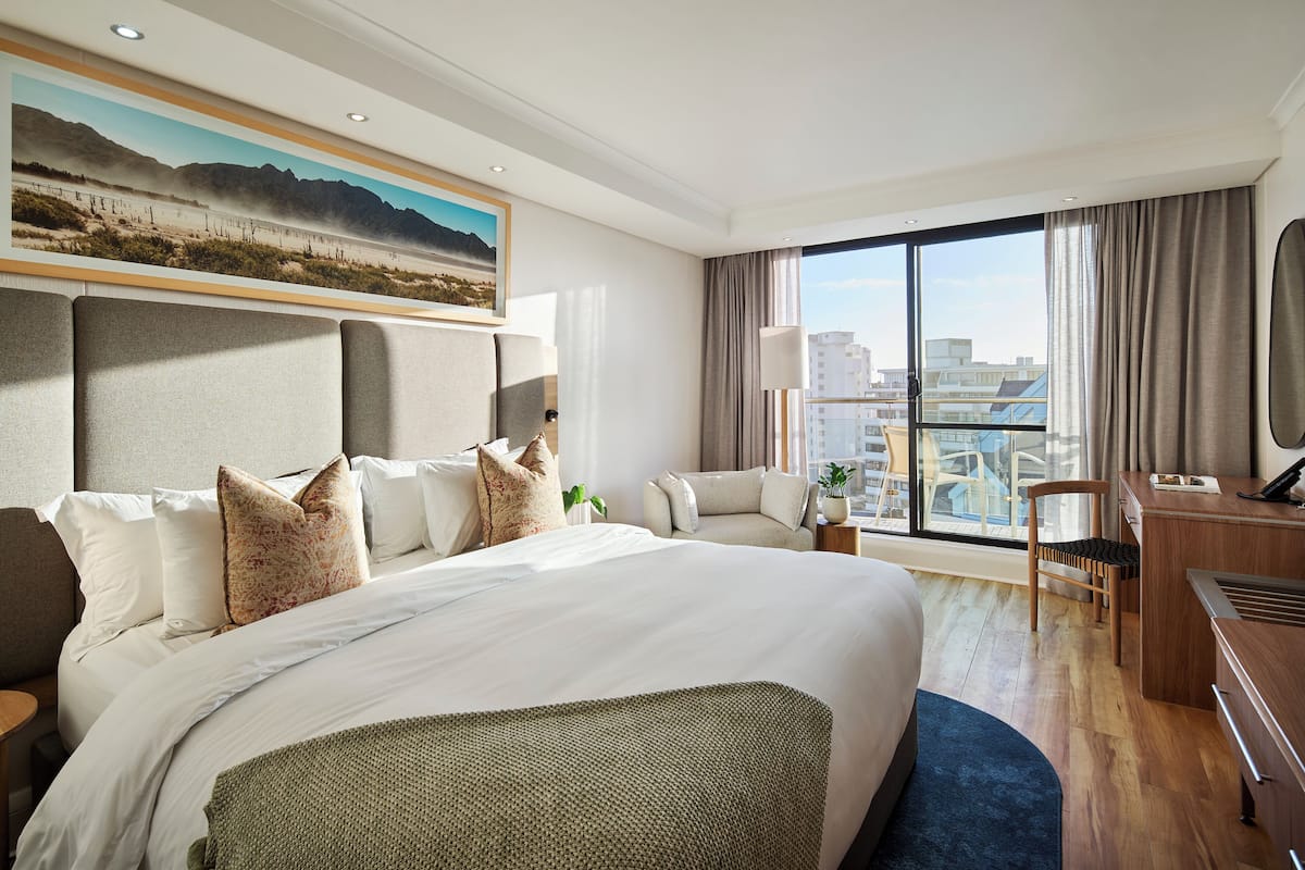 Classic Ocean Room with Balcony | 埃及棉床单、高档床上用品、泰普尔床垫、客房内保险箱
