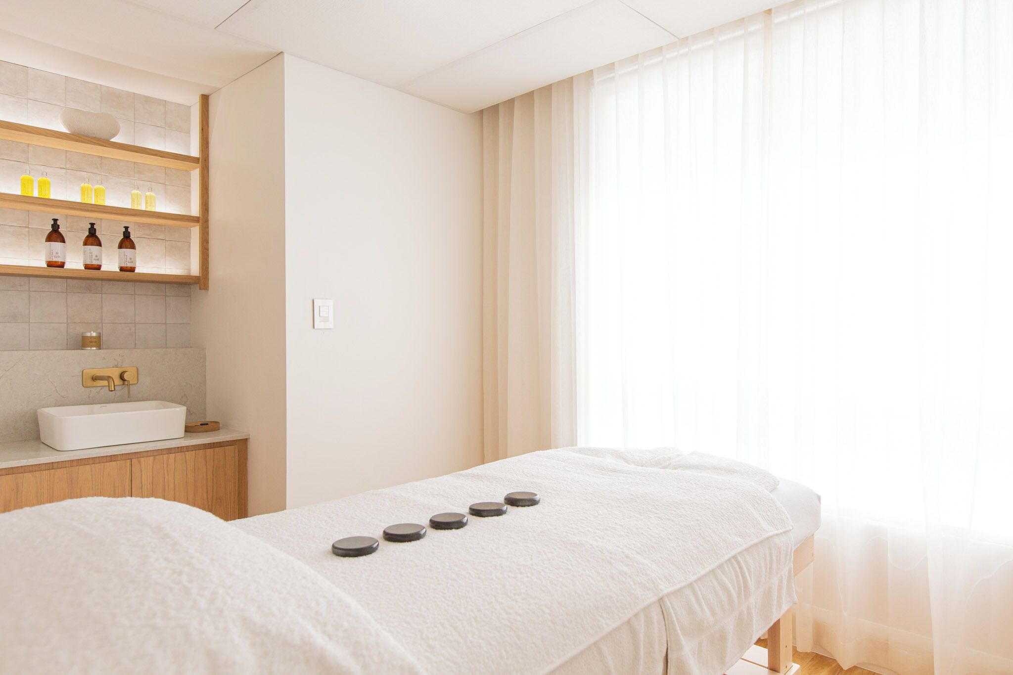 Couples treatment rooms, body treatments, facials