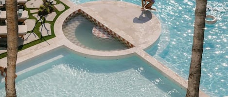 Piscine extérieure, parasols, chaises longues