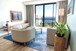 Signature Ocean Suite with Balcony | Oleskelualue | Taulutelevisio