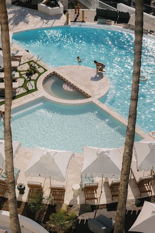 Outdoor pool, pool umbrellas, sun loungers