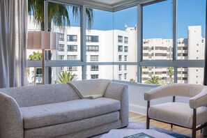 Family Ocean Suite | Woonruimte | Een flatscreentelevisie