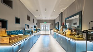 Frokost og middag serveres
