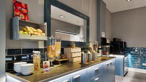 Frokost og middag serveres