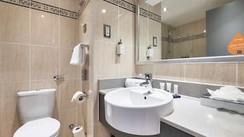Combined shower/bathtub, free toiletries, hair dryer, towels