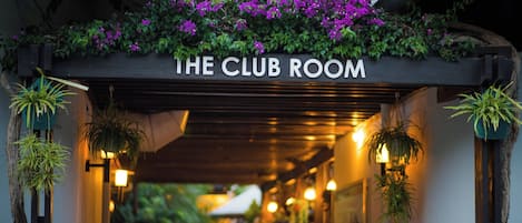 2 restaurantes, se sirve desayuno