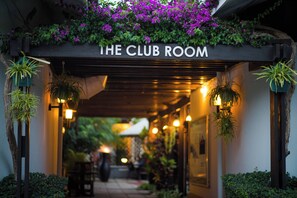 2 restaurants; breakfast, lunch and dinner served 
