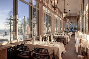 Se sirven desayunos, cenas y cocina internacional con vista al jardín