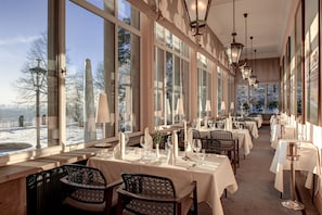 Se sirven desayunos, cenas y cocina internacional con vista al jardín