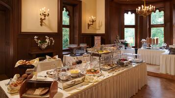 Daily local cuisine breakfast for a fee
