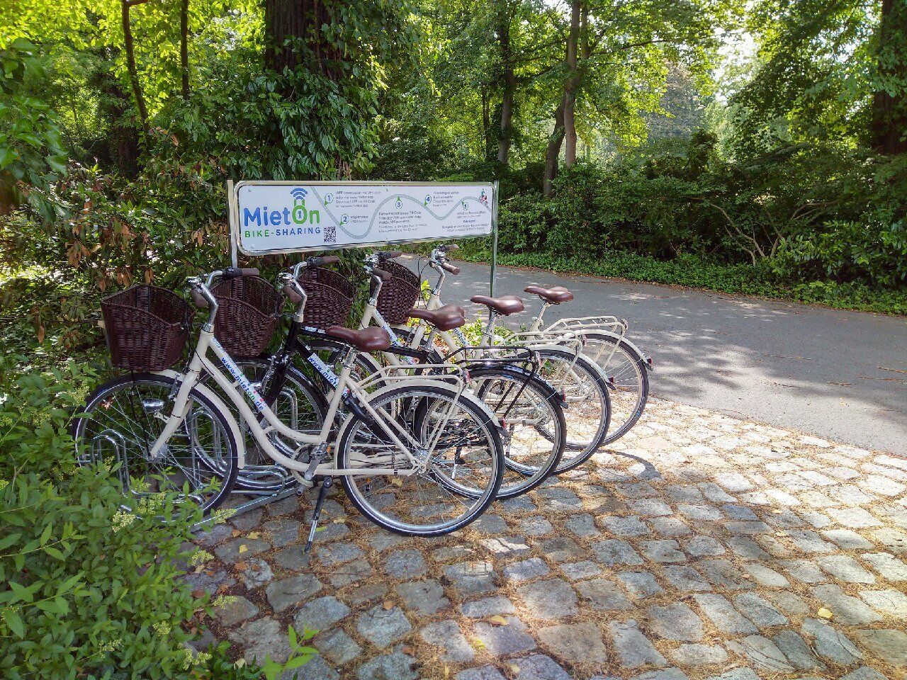 En cykeldelingsstation med et skilt, der viser, at den er en del af Mieoton-netværket.