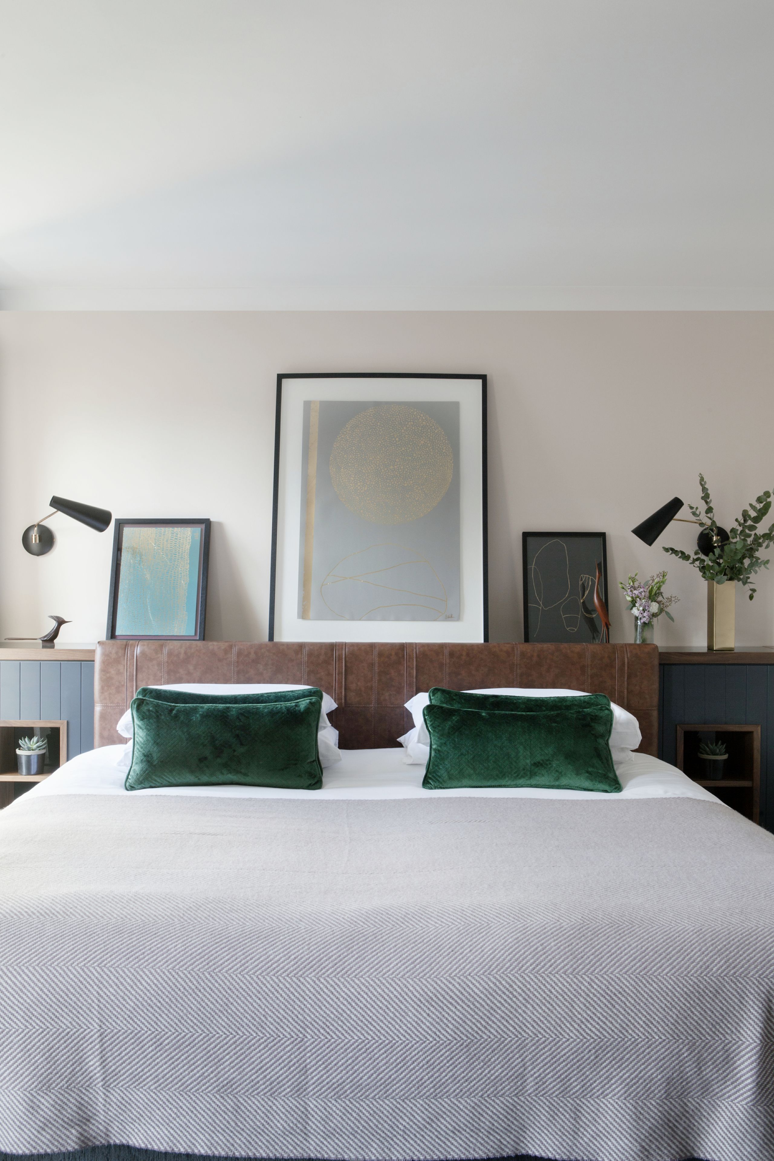 Ropa de cama de alta calidad y caja de seguridad en la habitación 