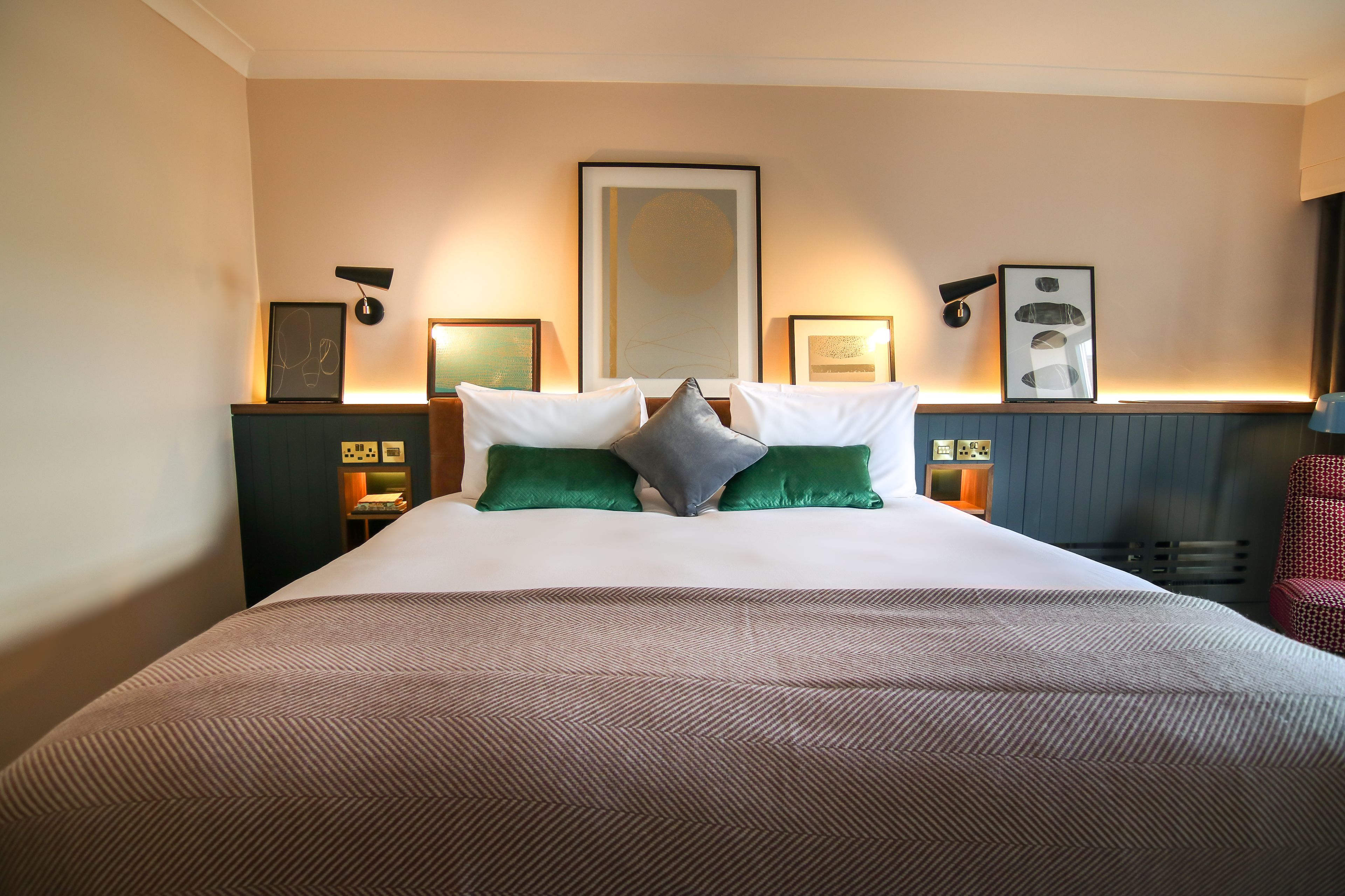 premium bedding, in-room safe, desk, laptop workspace