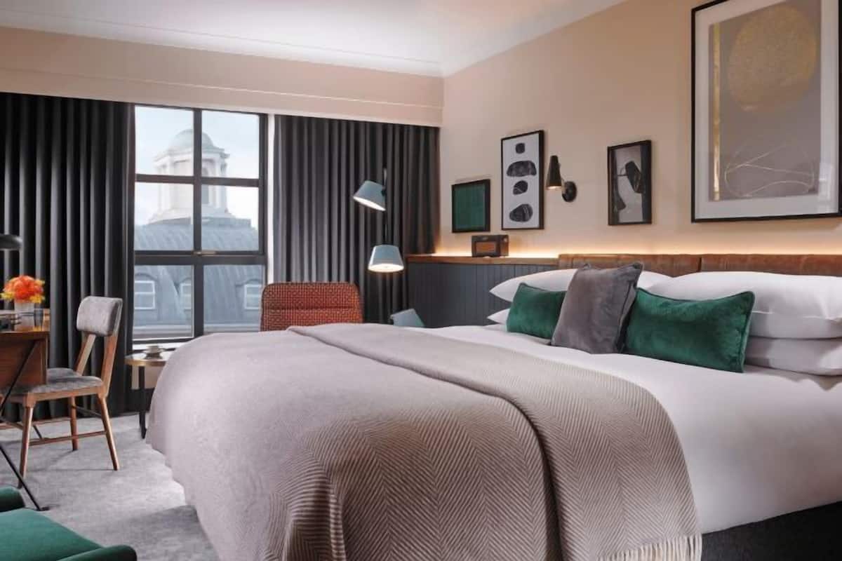 Premium bedding, in-room safe, desk, laptop workspace